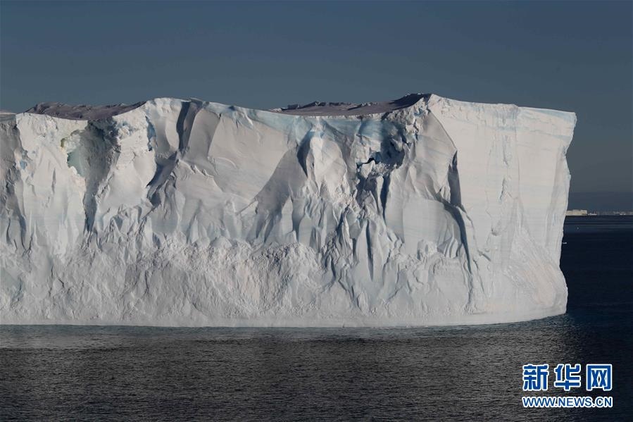 2월 15일 빙붕에서 떨어져 나온 평평한 모양의 빙산[촬영: 신화사 류스핑(劉詩平) 기자]