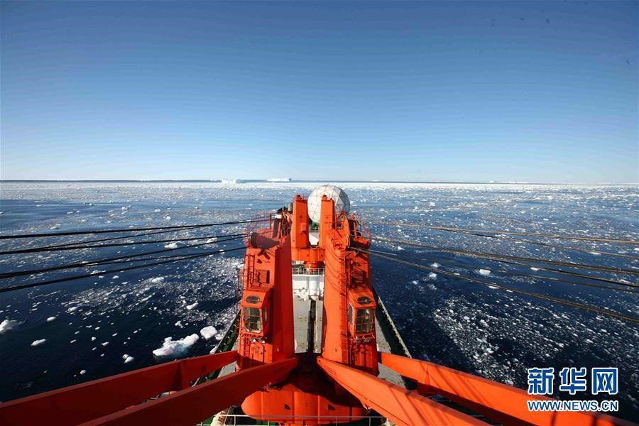 2월 15일 중국 극지탐사선 ‘쉐룽(雪龍)’호가 남극 서쪽 빙붕 지역을 지나고 있다. [촬영: 신화사 류스핑(劉詩平) 기자]