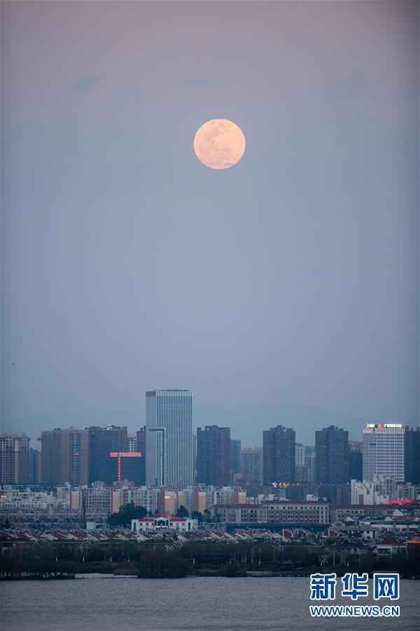 2월 19일 쿤밍(昆明)에서 촬영한 보름달과 시내 풍경[촬영: 신화사 후차오(胡超) 기자]