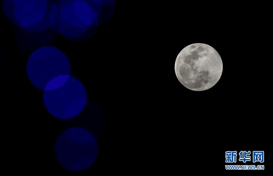 2월 19일 베이징 둥청(東城)구에서 촬영한 보름달[촬영: 신화사 딩쉬(丁旭) 기자]