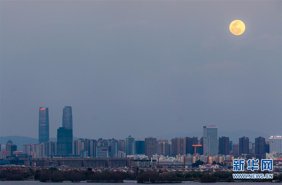 2월 19일 쿤밍(昆明)에서 촬영한 보름달과 시내 풍경[촬영: 신화사 후차오(胡超) 기자]