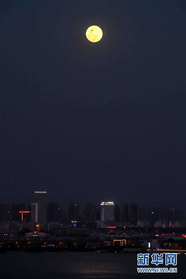 2월 19일 쿤밍(昆明)에서 촬영한 보름달과 시내 풍경[촬영: 신화사 린이광(藺以光) 기자]
