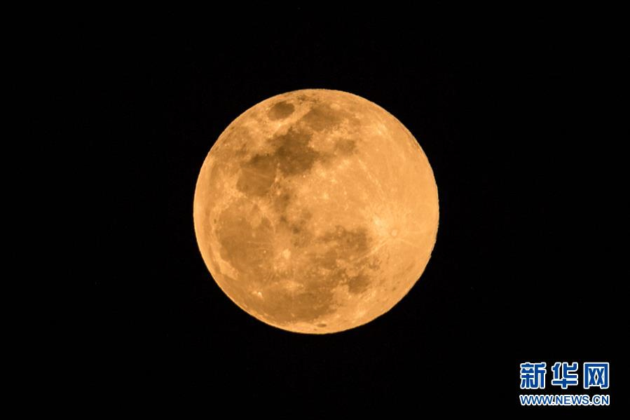 2월 19일 쿤밍(昆明)에서 촬영한 보름달[촬영: 신화사 후차오(胡超) 기자]