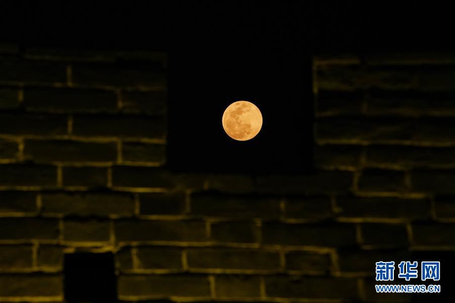 2월 19일 베이징스제(世界)공원에서 촬영한 보름달[촬영: 신화사 쥐환쭝(鞠煥宗) 기자]