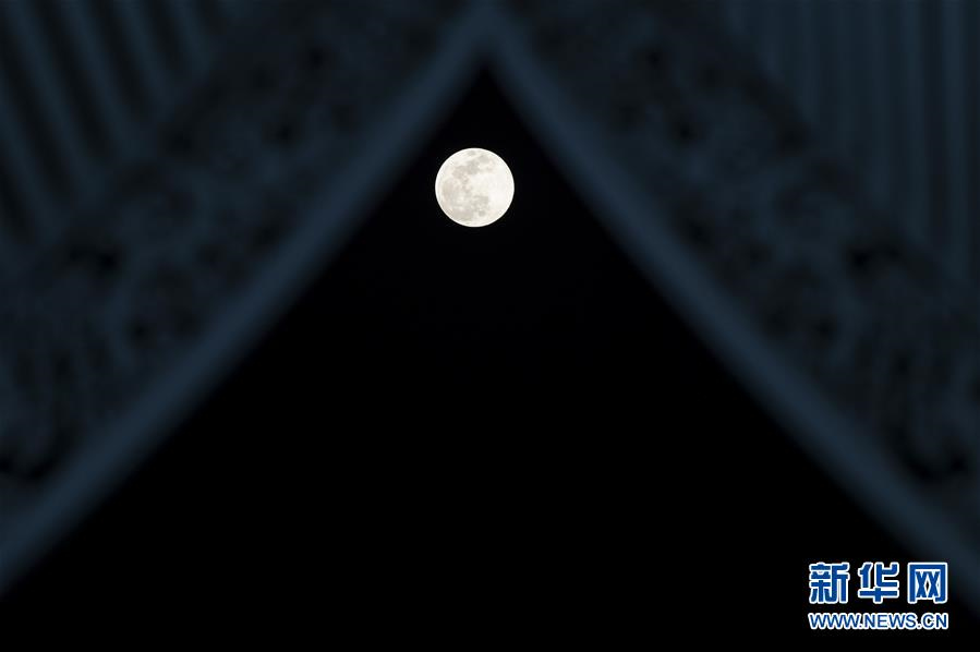 2월 19일 닝샤(寧夏) 인촨(銀川) 웨하이완(閱海灣)중앙상무구에서 촬영한 보름달[사진 출처: 신화사/촬영: 펑카이화(馮開華)]