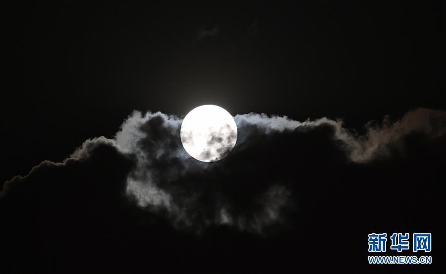 2월 19일 쿤밍(昆明) 다관(大觀)공원에서 촬영한 보름달[촬영: 신화사 양쭝유(楊宗友) 기자]