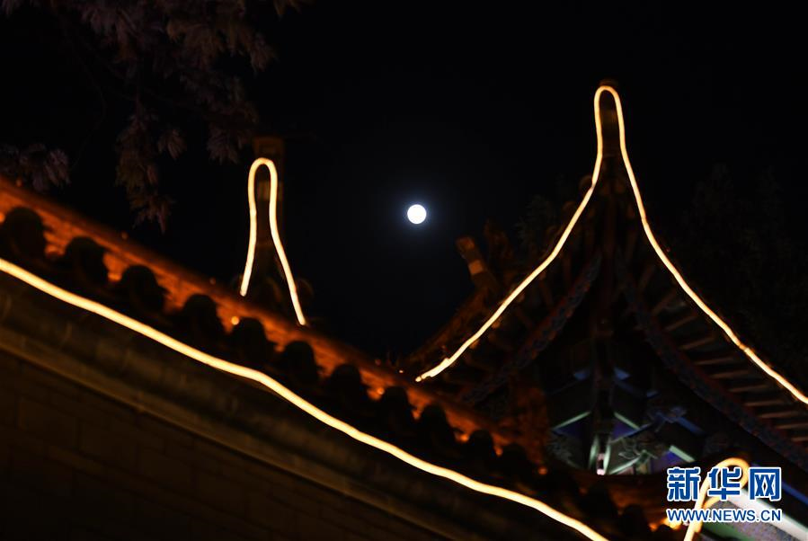 2월 19일 쿤밍(昆明) 다관(大觀)공원에서 촬영한 보름달[촬영: 신화사 양쭝유(楊宗友) 기자]