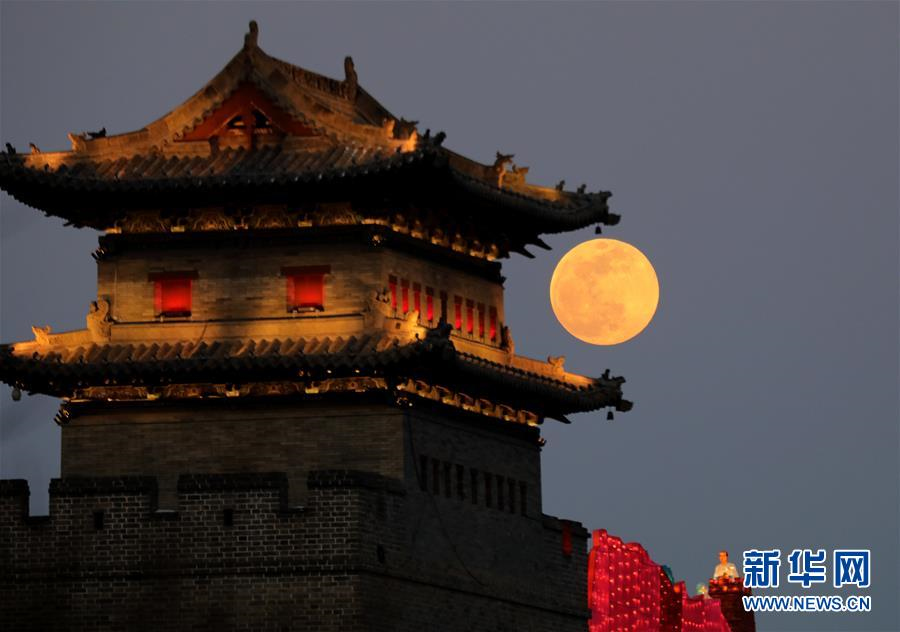 2월 19일 산시(山西)성 다퉁(大同)시 핑청(平城)구에서 촬영한 보름달[사진 출처: 신화사/촬영: 리이(李毅)]