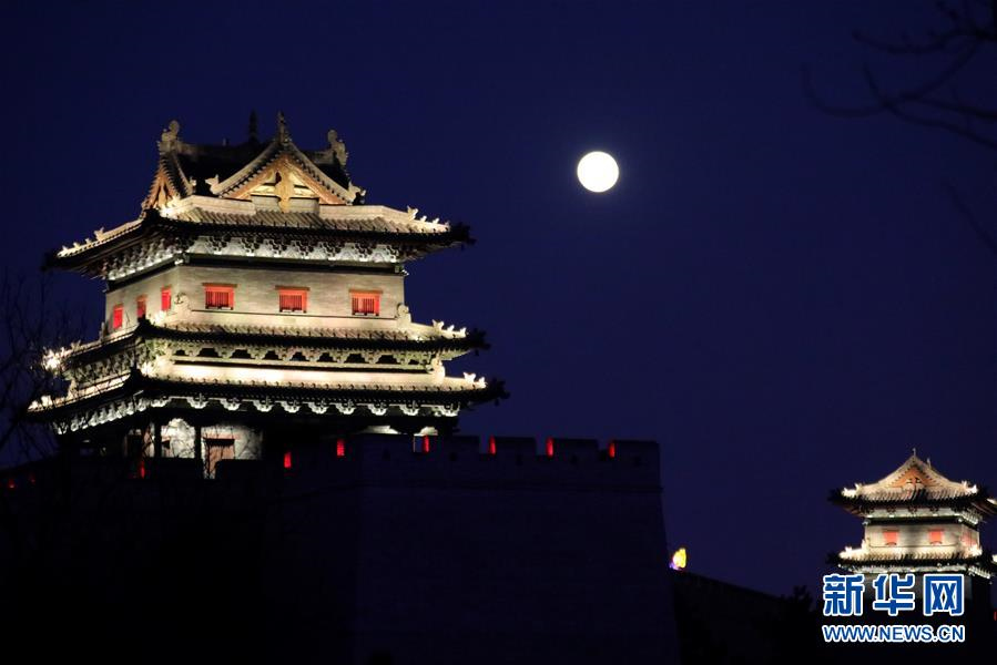 2월 19일 산시(山西)성 다퉁(大同)시 핑청(平城)구에서 촬영한 보름달[사진 출처: 신화사/촬영: 리이(李毅)]
