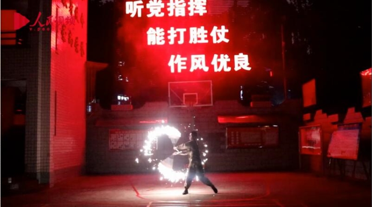 무림고수 빙의! 中 무장경찰이 펼치는 환상적인 불꽃놀이 쇼쇼쇼