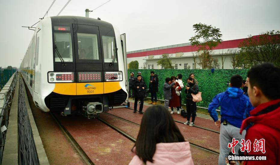 청두(成都) 최초의 무인열차에 관심을 보이는 사람들[촬영: 중국신문사 류중쥔(劉忠俊) 기자]