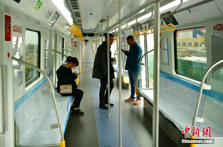 3m 넓이의 무인열차 열차칸[촬영: 중국신문사 류중쥔(劉忠俊) 기자]