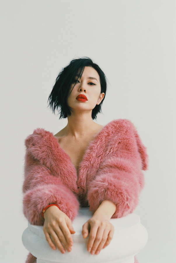 위난 다양한 패션으로 ‘섹시+카리스마’ 매력 발산