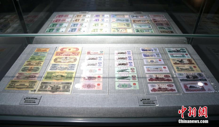 2월 20일, 박물관 내부에 전시되어 있는 시대별 인민폐(人民幣) [촬영/중국신문사 장위안(張遠) 기자]