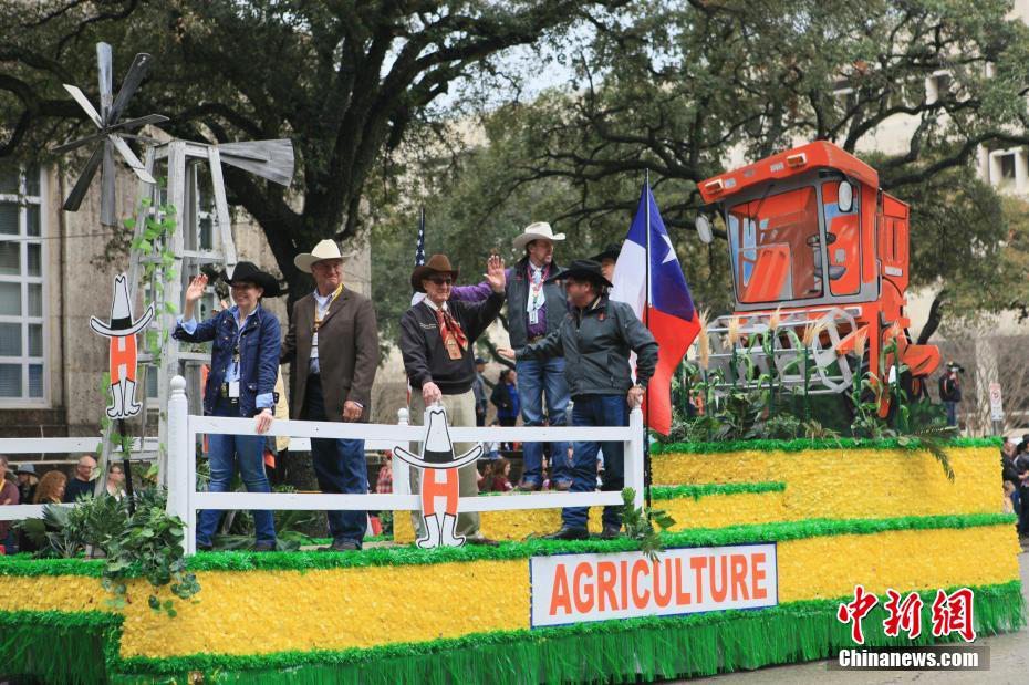 미국 텍사스 카우보이들은 ‘농업’이라고 써져 있는 퍼레이드카를 타고 행진하고 있다. [촬영: 중국신문사 리앙(李昂) 기자]