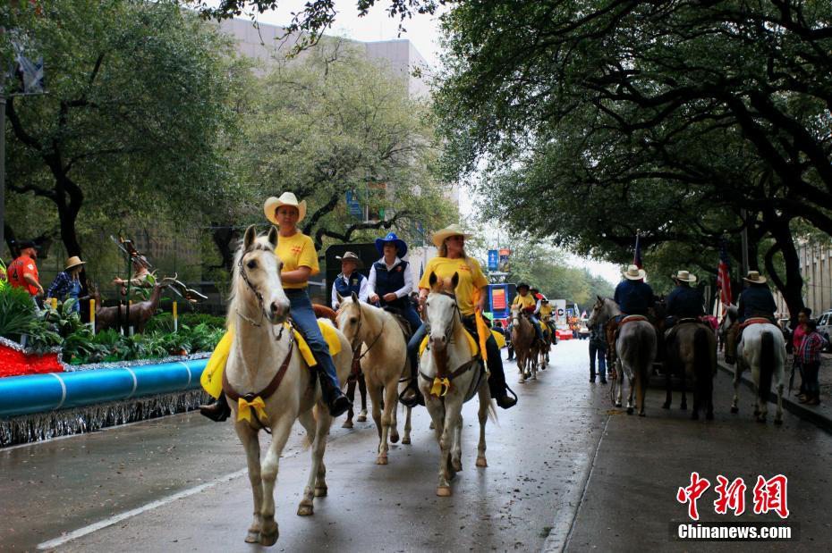 미국 텍사스 카우보이들은 말을 타고 행진하고 있다. [촬영: 중국신문사 리앙(李昂) 기자]