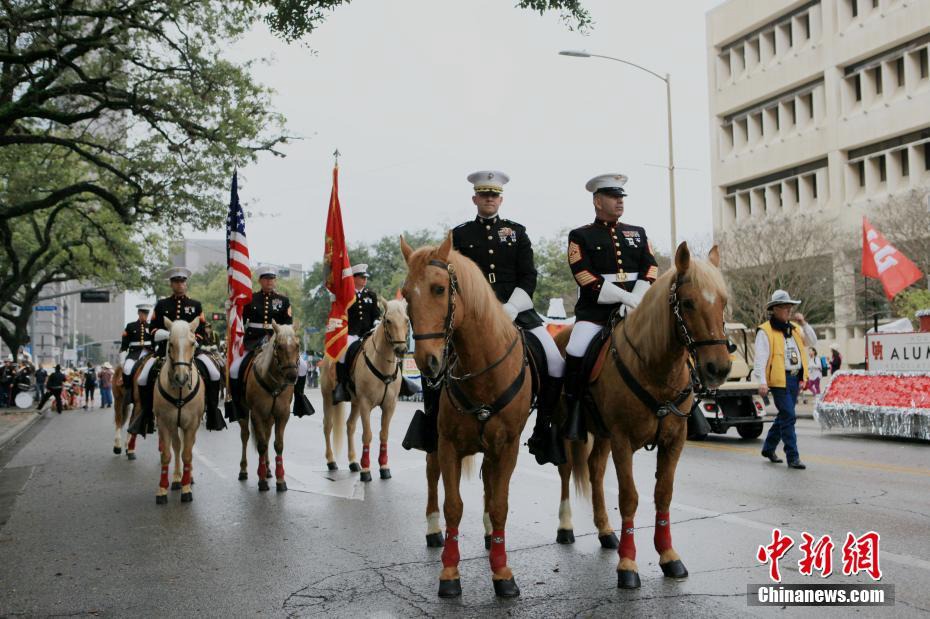 휴스턴 경찰들은 말을 타고 행진하고 있다. [촬영: 중국신문사 리앙(李昂) 기자]