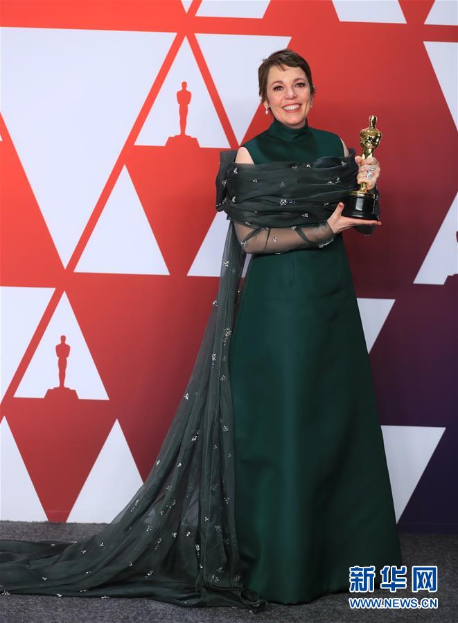 2월 24일 미국 LA 돌비극장, 영화 ‘더 페이버릿: 여왕의 여자’로 여우주연상을 수상한 올리비아 콜맨이 트로피를 선보이고 있다. [촬영/신화사 리잉(李颖) 기자]
