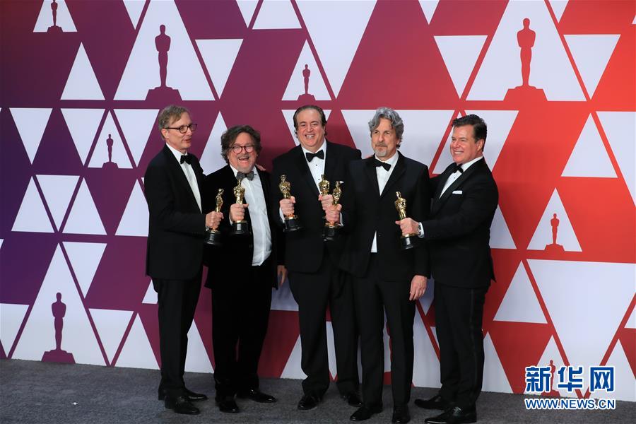 2월 24일 미국 LA 돌비극장, 작품상을 수상한 영화 ‘그린북’ 제작진이 트로피를 선보이고 있다. [촬영/신화사 리잉(李颖) 기자]