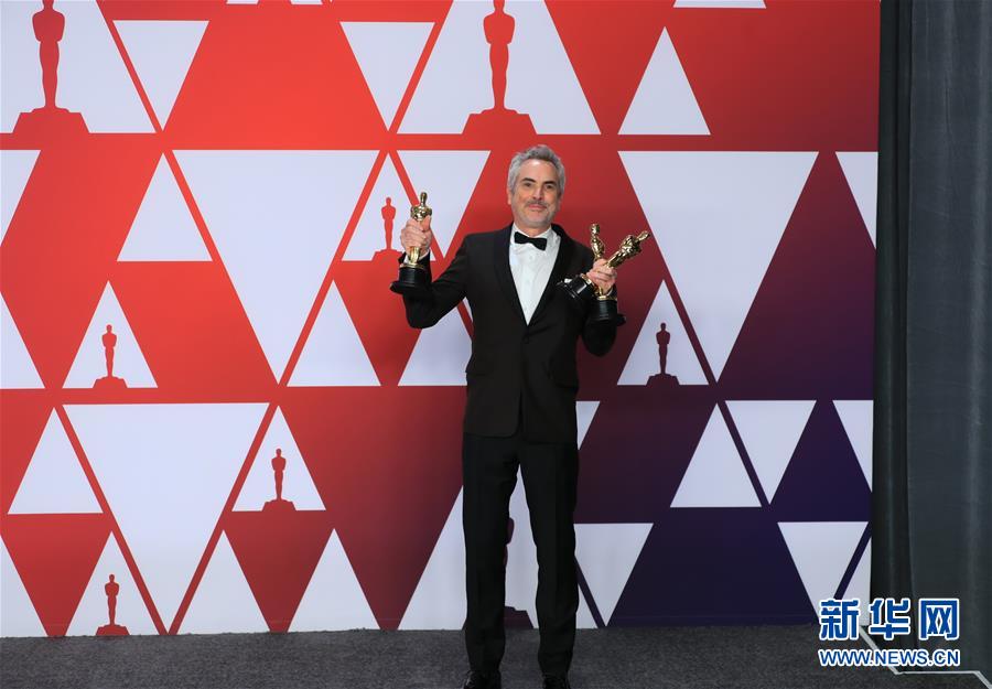 2월 24일 미국 LA 돌비극장, 영화 ‘로마’로 감독상을 수상한 알폰소 쿠아론이 트로피를 선보이고 있다. [촬영/신화사 리잉(李颖) 기자]
