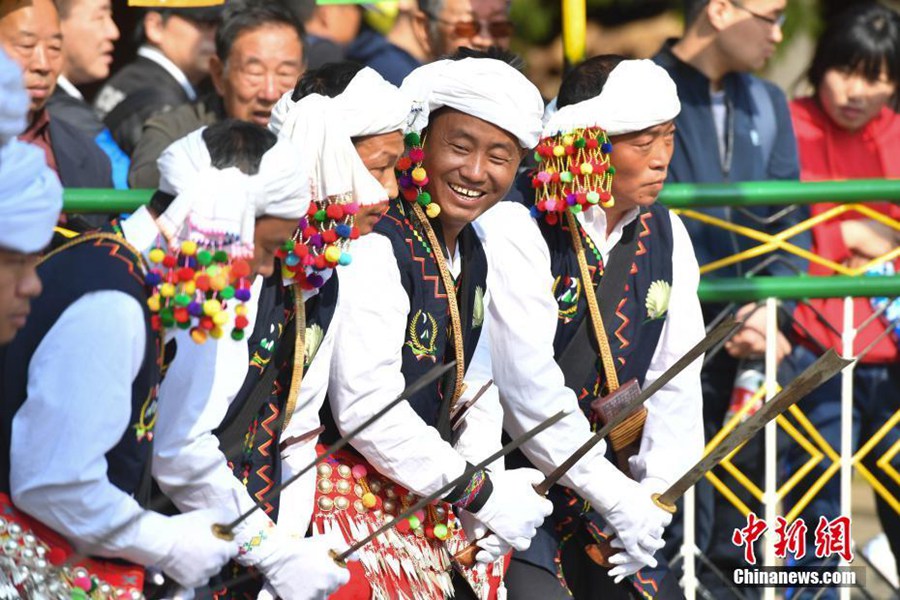 2월 24일, 징포족(景頗族) 사람들이 춤을 추며 명절을 기념하고 있다. [촬영: 중국신문사 류란양(劉冉陽) 기자]