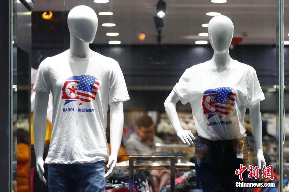 2월 25일 베트남 하노이, 한 가게 쇼윈도를 통해 제2차 조미 정상회담 관련 티셔츠가 보인다. [촬영/중국신문사 푸톈(富田) 기자]
