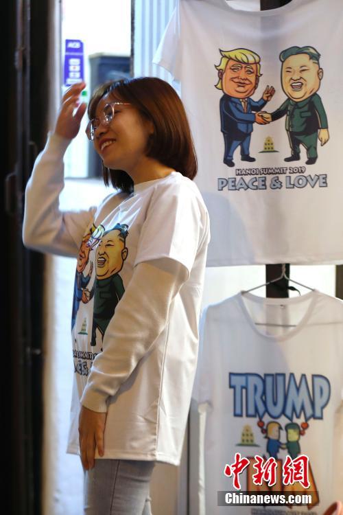 2월 25일 베트남 하노이, 두 정상의 캐릭터가 그려진 티셔츠가 관광객들의 시선을 사로잡는다. [촬영/중국신문사 푸톈(富田) 기자]