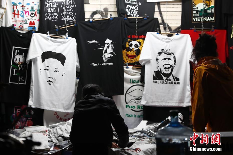 2월 25일 베트남 하노이, 노점상 주인들이 제2차 조미 정상회담 관련 티셔츠를 판매하는 모습이다. [촬영/중국신문사 푸톈(富田) 기자]