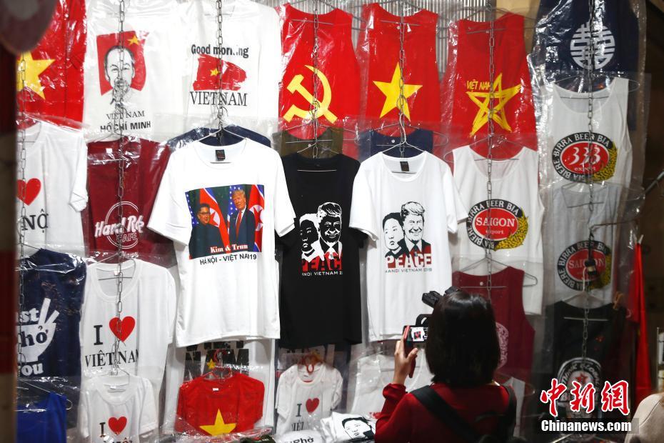 2월 25일 베트남 하노이, 노점상 주인들이 제2차 조미 정상회담 관련 티셔츠를 판매하는 모습이다. [촬영/중국신문사 푸톈(富田) 기자]