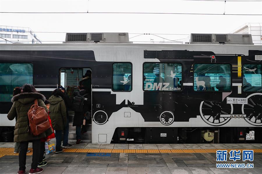 2월 20일, 관광객들이 서울역에서 ‘평화열차 DMZ 트레인’에 탑승하는 모습이다. [촬영/신화사 왕징창(王婧嫱) 기자]