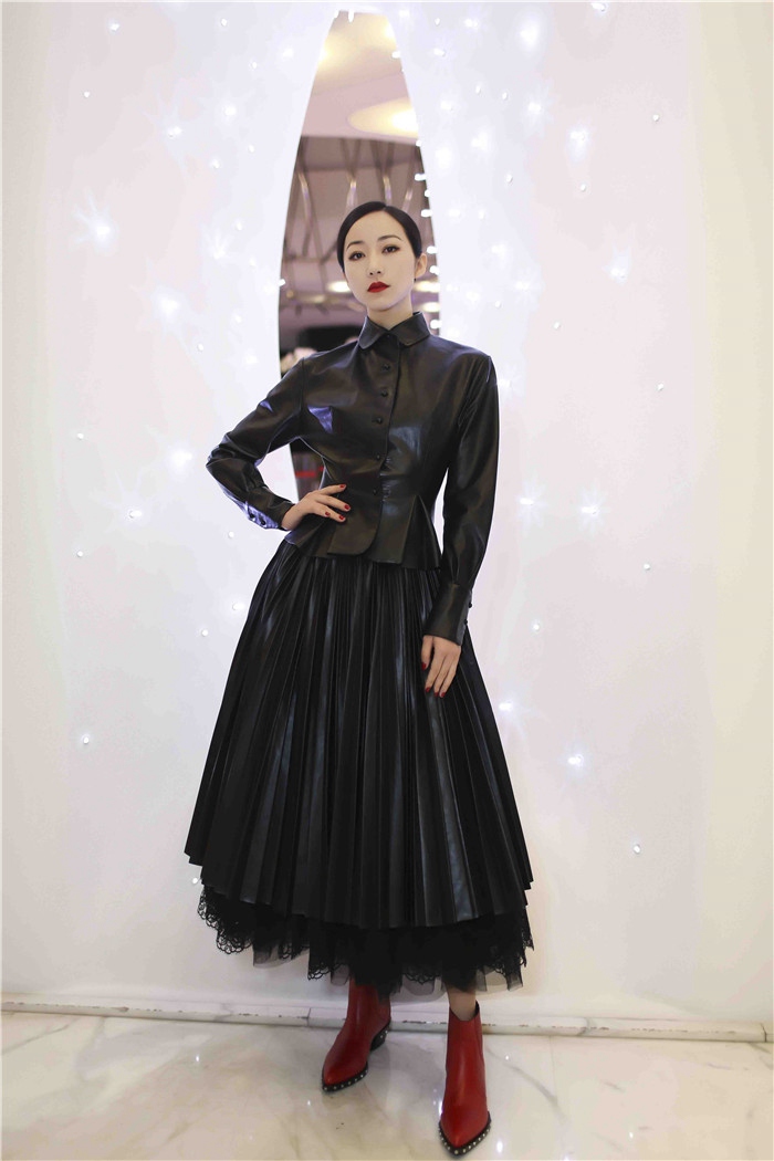 한쉐 밀라노 가을/겨울 패션 위크 참석…블랙 드래스에 빨간 부츠 매칭