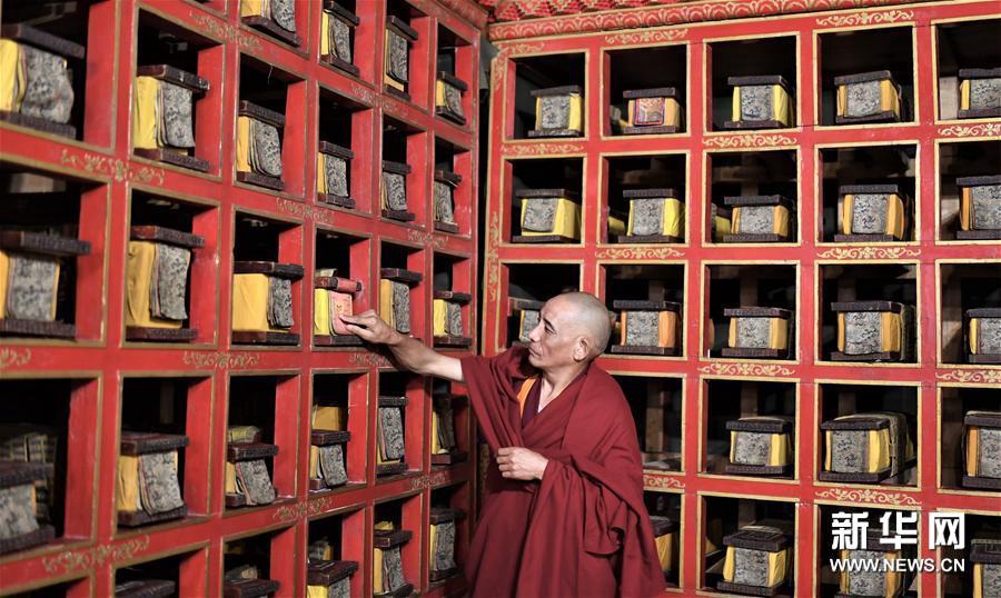 부다라궁(布達拉宮, 포탈라궁) 승려가 고문헌을 정리하는 모습이다. (2018년 11월 15일 촬영)[촬영: 신화사 푸부자시(普布扎西) 기자]