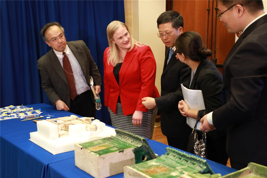 알리샤 우드워드 미국 국무부 부차관보가 중국 측과 함께 중국 문화재를 감상하고 있다. [촬영: 인민일보 정치(鄭琪) 기자]