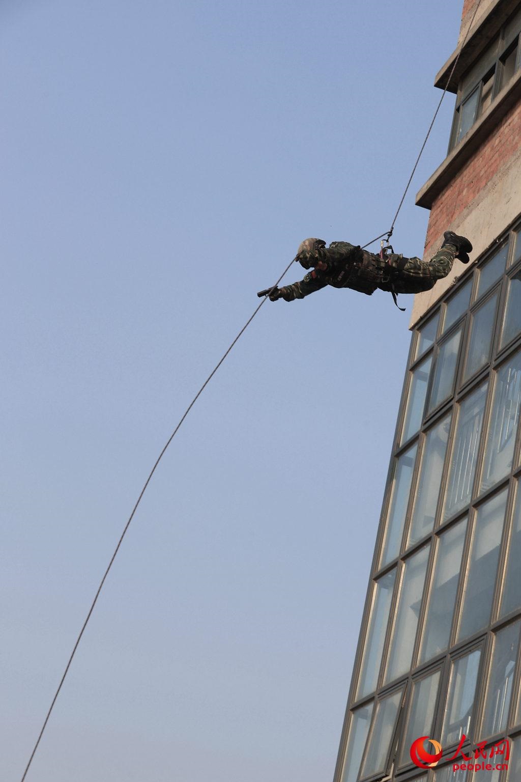 고층 건물: 고층 건물에서의 인질극을 대비한 로프하강 진입 훈련이 실시된다.