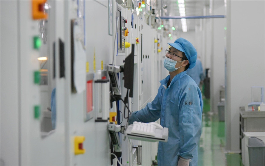 화헝뉴에너지(Huaheng New Energy)는 태양광 전지(셀) 제조업체로 2018년 7월 1일부터 생산에 들어갔다. 장쑤(江蘇)성 쉬저우(徐州)시 경제기술개발구에 위치한 화헝뉴에너지 생산 작업장에서 직원이 바쁘게 작업하고 있다. [사진 출처: 인민포토/촬영: 쑨징셴(孫井賢)]