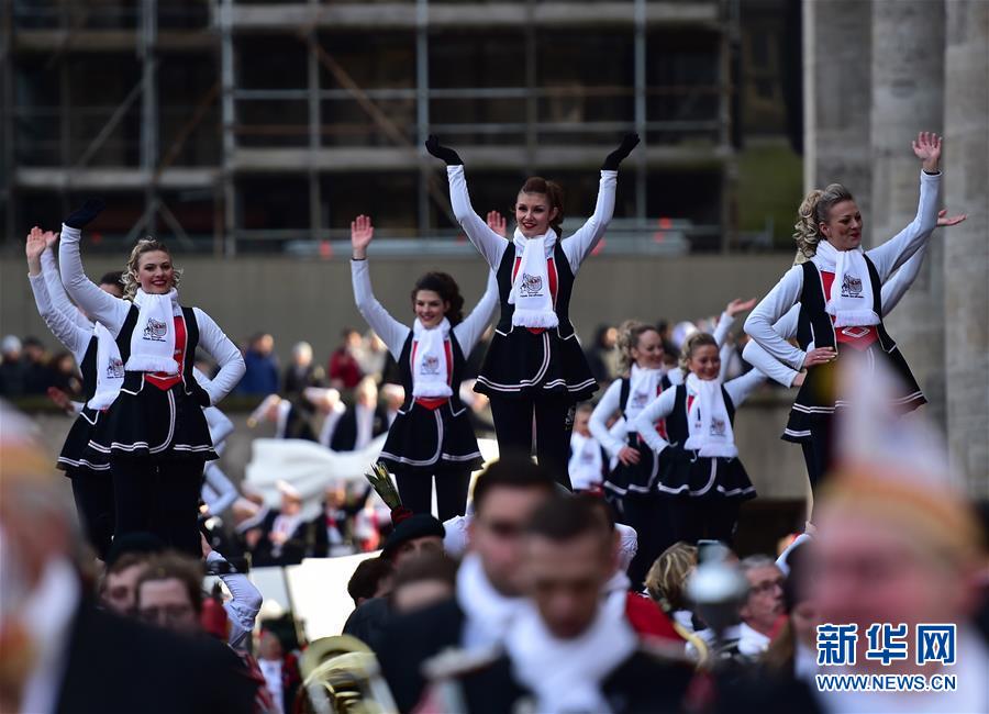 3월 4일, 독일 쾰른, 사람들이 ‘장미의 월요일’ 퍼레이드를 즐기고 있다. [촬영/신화사 루양(逯陽) 기자]