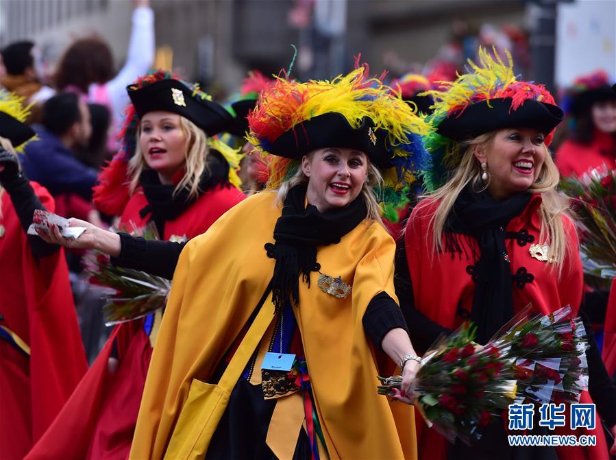 3월 4일, 독일 쾰른, 사람들이 ‘장미의 월요일’ 퍼레이드를 즐기고 있다. [촬영/신화사 루양(逯陽) 기자]