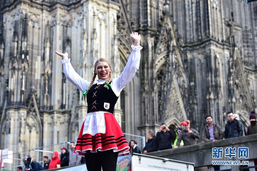 3월 4일, 독일 쾰른, 한 여성이 ‘장미의 월요일’ 퍼레이드를 즐기고 있다. [촬영/신화사 루양(逯陽) 기자]