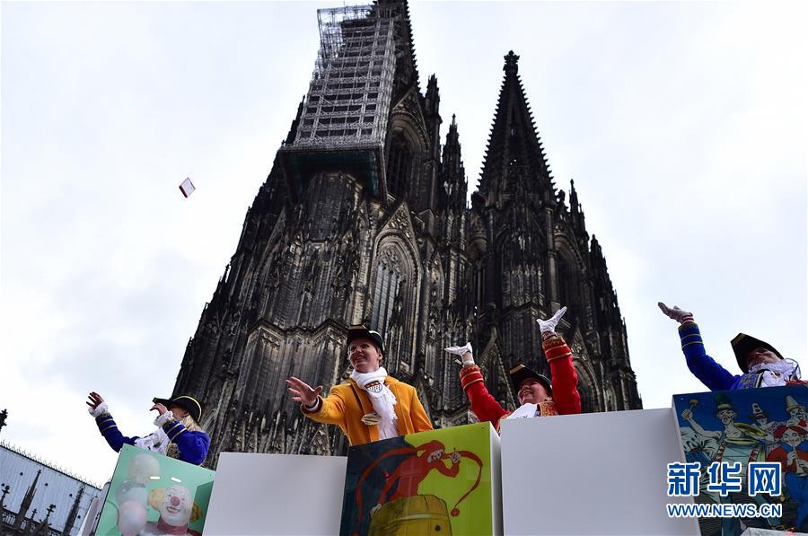 3월 4일, 독일 쾰른, 사람들이 ‘장미의 월요일’ 퍼레이드 참가자들이 관중들에게 사탕을 나누어주며 복을 기원하고 있다. [촬영/신화사 루양(逯陽) 기자]