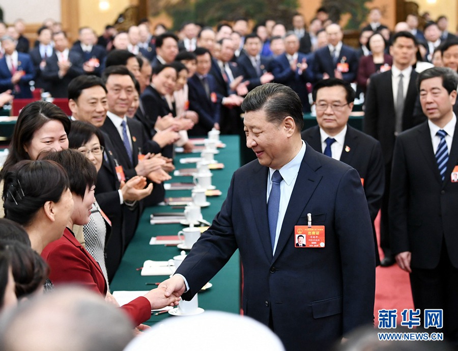 시진핑 주석은 여성 대표와 악수를 나누고 있다.[촬영: 신화사 셰환츠(謝環馳) 기자]