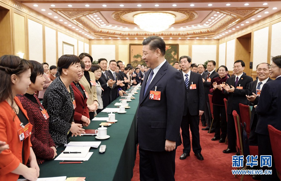 시진핑 주석은 여성 대표들과 만남의 시간을 가졌다.[촬영: 신화사 리쉐런(李學仁) 기자]
