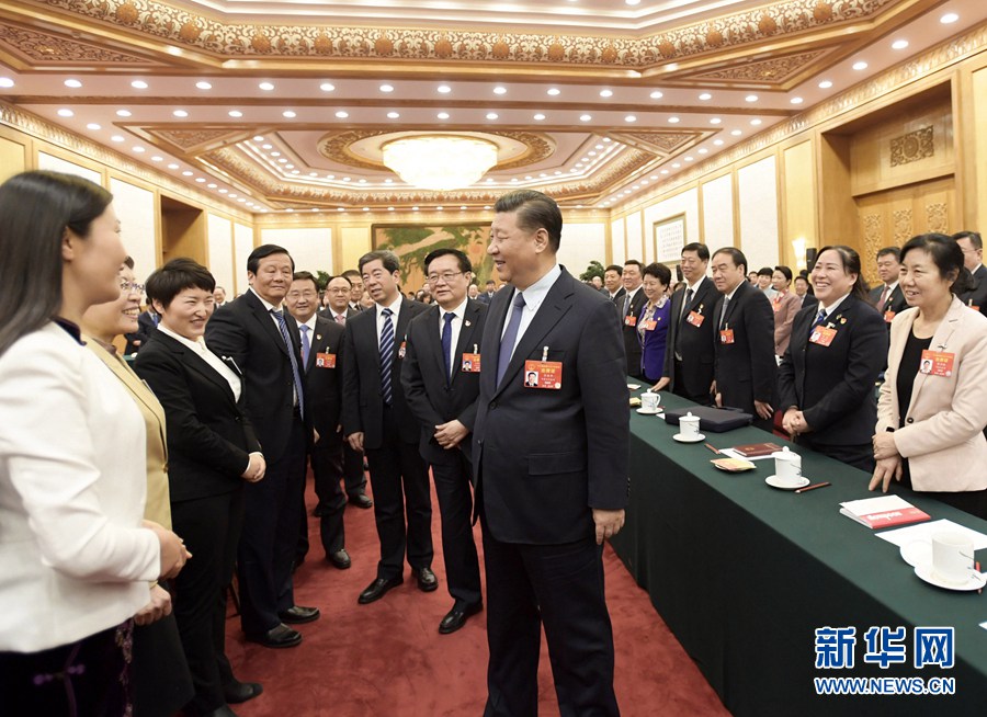 시진핑 주석이 여성 대표들과 만남의 시간을 가졌다.[촬영: 신화사 리쉐런(李學仁) 기자]