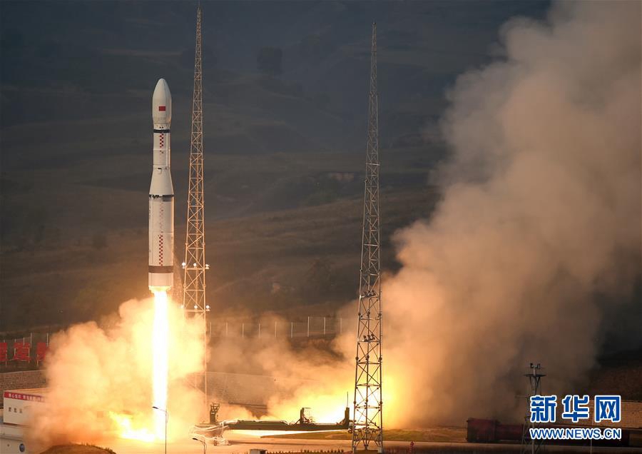 2015년 9월 20일, 중국 창정(長征) 6호 운반로켓이 타이위안(太原)위성발사센터에서 점화 발사되어 소형 위성 20개를 우주에 안착시켜 중국 우주사에서 ‘원로켓 멀티위성(one rocket launch multi-satellites)’ 발사의 새로운 기록을 남겼다. [촬영/신화사 옌옌(燕雁) 기자]