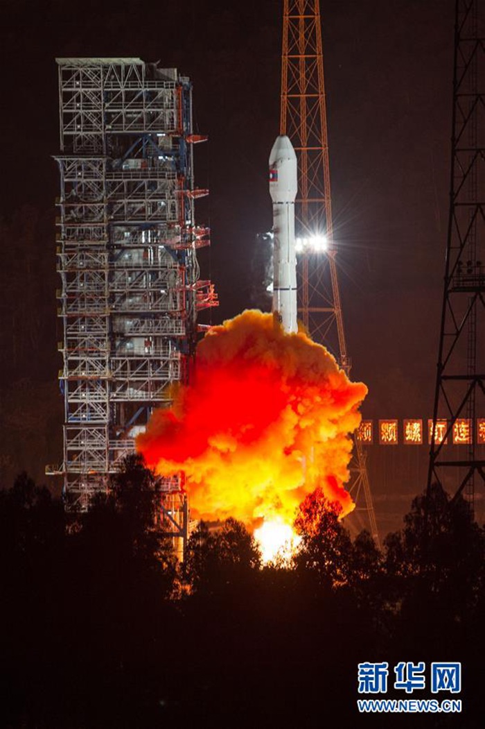 2015년 11월 21일, 중국은 시창(西昌)위성발사센터에서 창정(長征) 3호 을(乙) 운반로켓으로 ‘라오스(老撾) 1호’ 통신위성을 성공적으로 발사했다. [촬영/신화사 탄하이스(覃海石) 기자]