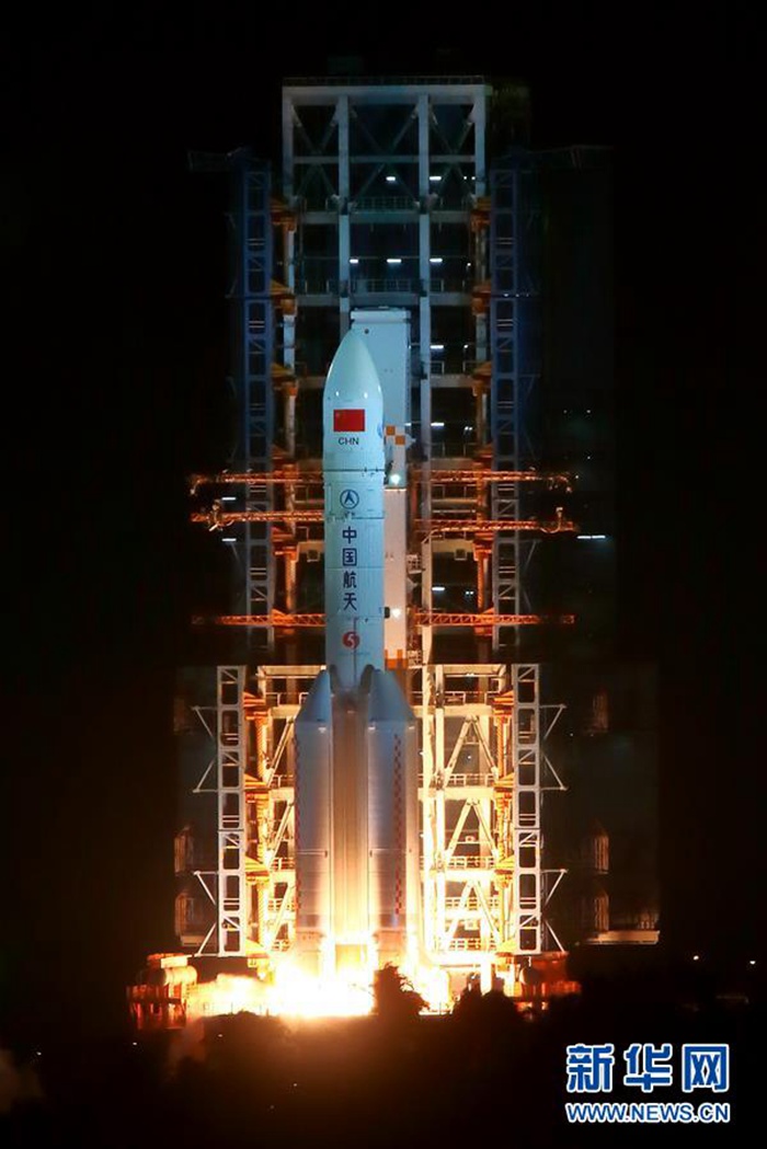 2016년 11월 3일, 중국 첫 대형 운반로켓 창정(長征) 5호가 중국 원창(文昌)우주발사장에서 발사되었다. [촬영/신화사 리강(李剛) 기자]