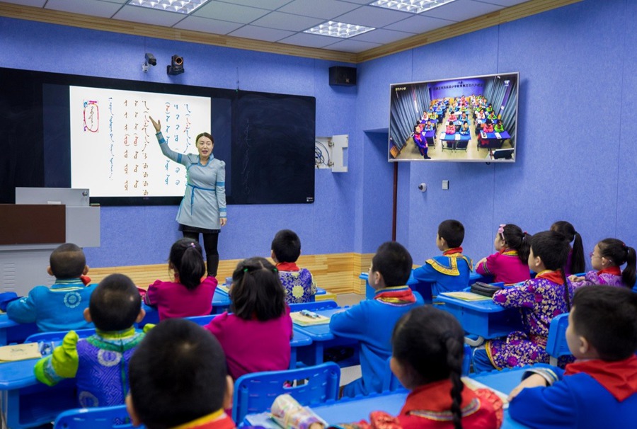 2018년 11월 23일, 후허하오터(呼和浩特)시 위취안(玉泉)구 민족실험초등학교에서 학생들이 동영상 장비를 통해 농촌 학교의 학생들과 함께 수업을 하고 있다. [사진 출처: 인민포토/촬영: 딩건허우(丁根厚)]