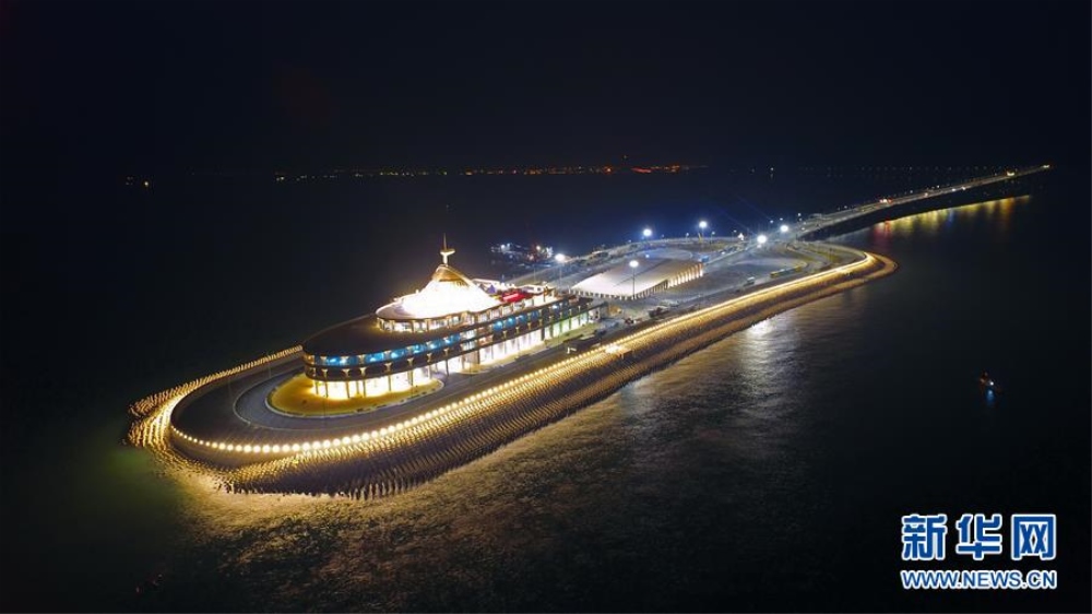 밤에 등불이 켜져 있는 강주아오대교 동인공섬(2018년 12월 30일 촬영) [사진 출처: 신화사]