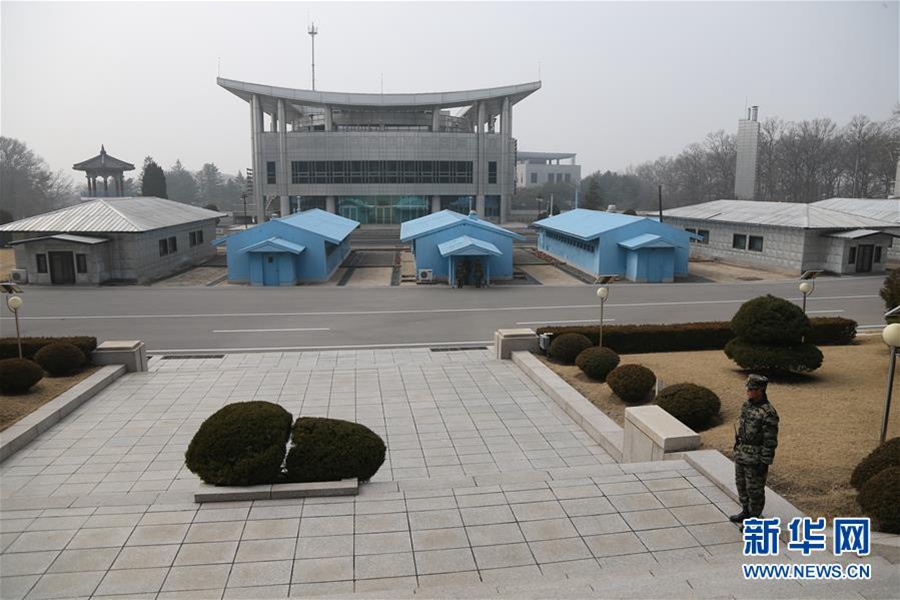 지난 5일, 조선 판문점에서 촬영한 공동경비구역 내 군사분계선과 인근 건축물 모습이다. [촬영: 신화사 청다위(程大雨) 기자]