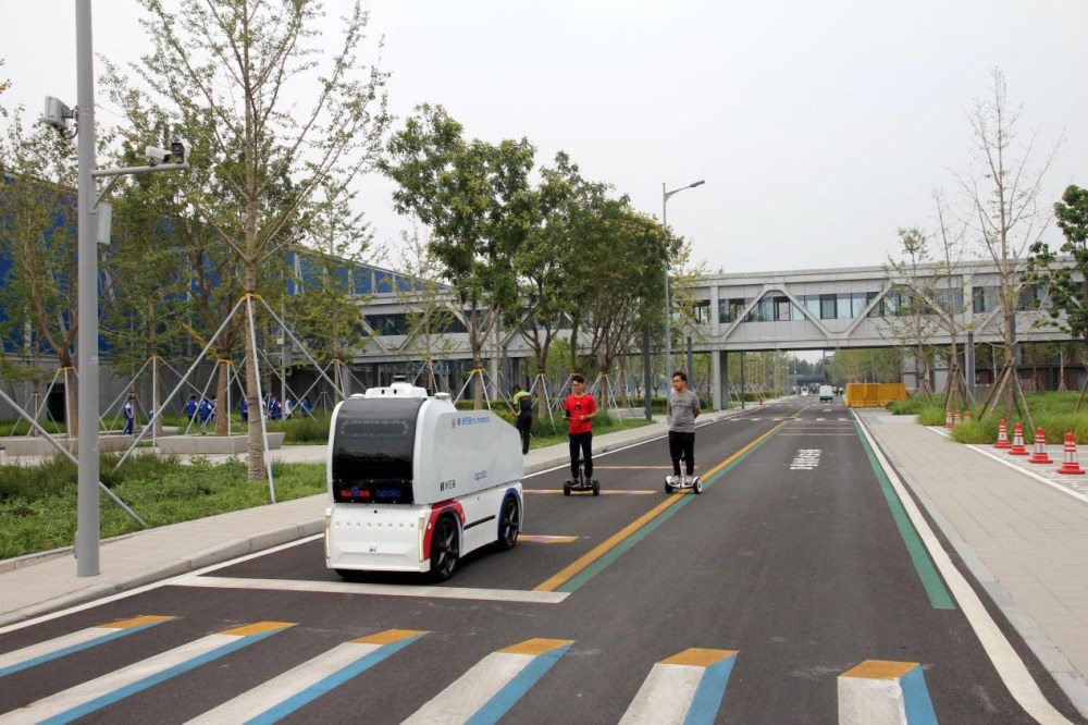 2019년 9월 14일, 슝안(雄安) 시민서비스센터 도로에서 테스트를 하고 있는 자율주행 물류차[사진 출처: 인민포토]