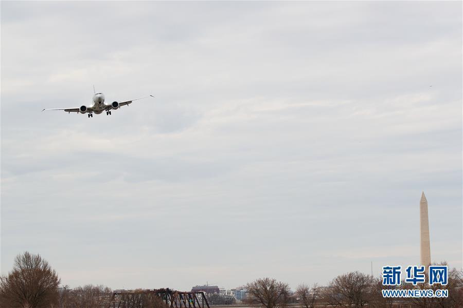 3월 13일, 보잉 737 MAX8 항공기가 미국 워싱턴DC 레이건 공항에 착륙을 시도하고 있다. [사진 출처: 신화사/촬영: 선팅(沈霆)]